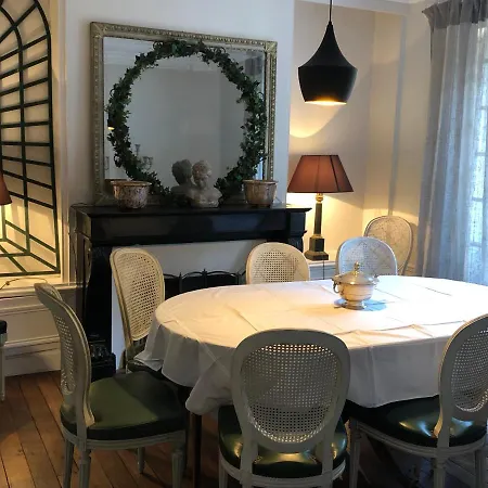 Le Petit Trianon De Victoria * ורסאי